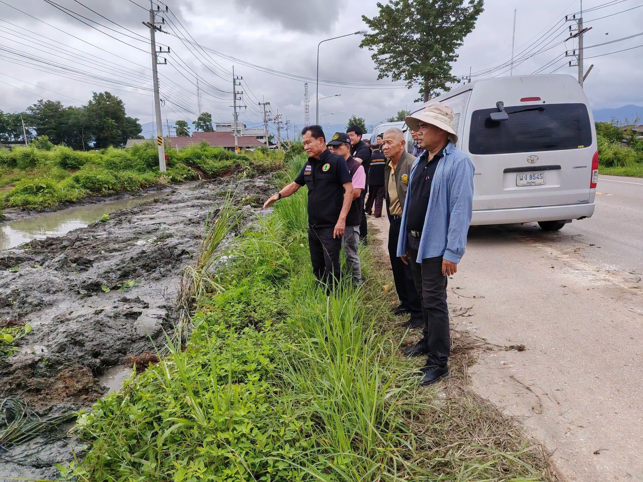 เทศบาลตำบลเวียงพร้าว เร่งขุดลอกรางระบายน้ำ เพิ่มประสิทธิภาพการระบายน้ำช่วงฤดูฝน