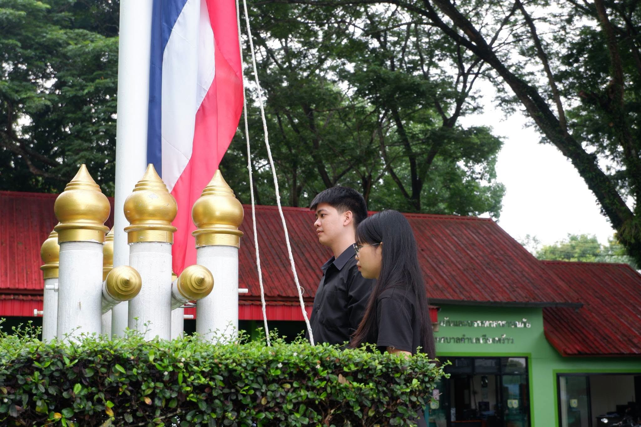 เทศบาลตำบลเวียงพร้าว ร่วมกิจกรรมเคารพธงชาติ สวดมนต์ และไหว้พระ ประจำวันจันทร์