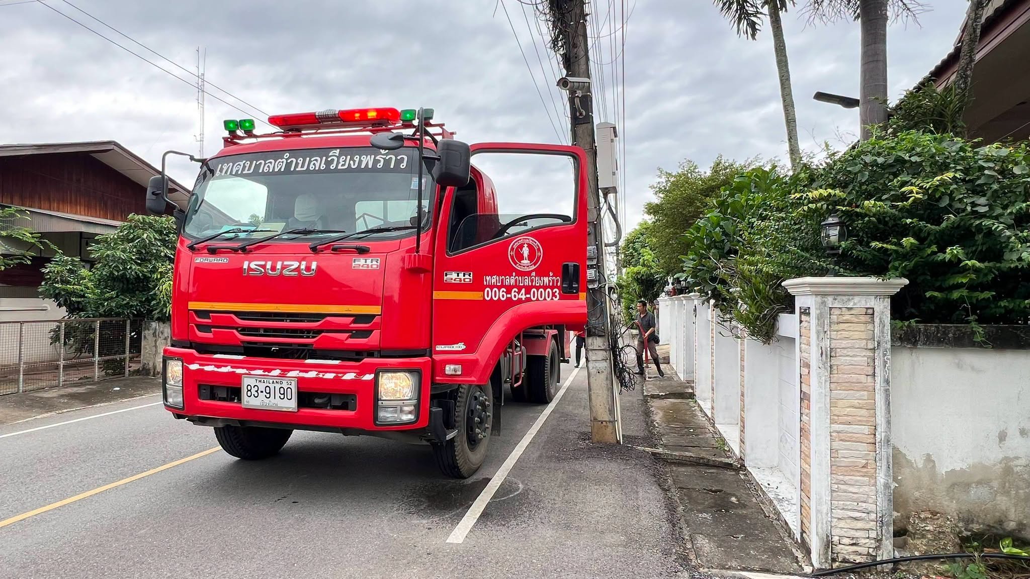 เทศบาลตำบลเวียงพร้าว ฉีดล้างรางระบายน้ำ เตรียมความพร้อมระบบระบายน้ำบ้านขามสุ่ม