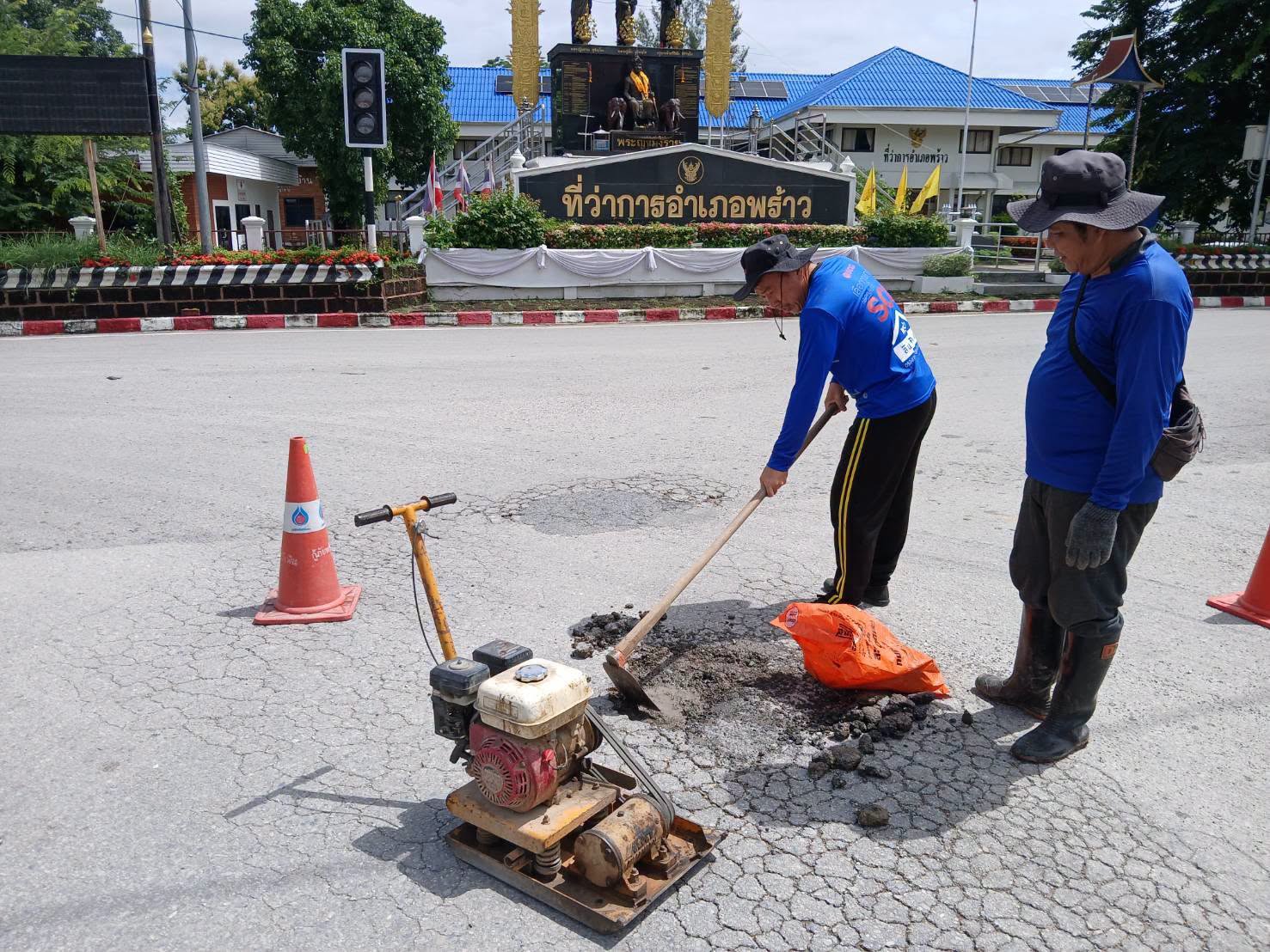 เทศบาลตำบลเวียงพร้าว ดำเนินการซ่อมแซมผิวจราจร เพื่อความปลอดภัยของประชาชน