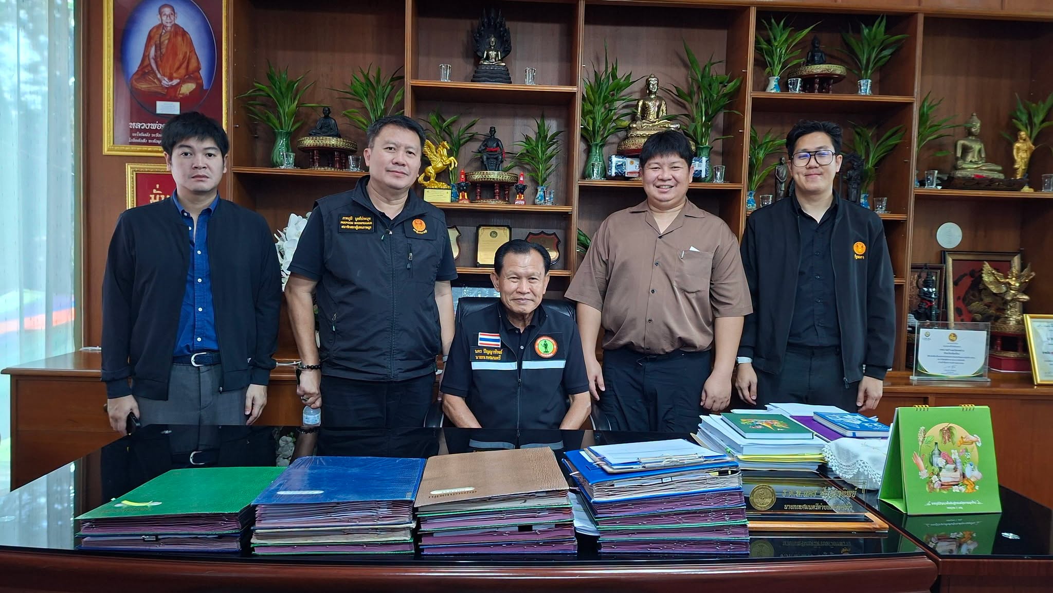 นายกเทศมนตรีตำบลเวียงพร้าว ให้การต้อนรับคณะกรรมาธิการ พร้อมหารือการพัฒนาท้องถิ่น