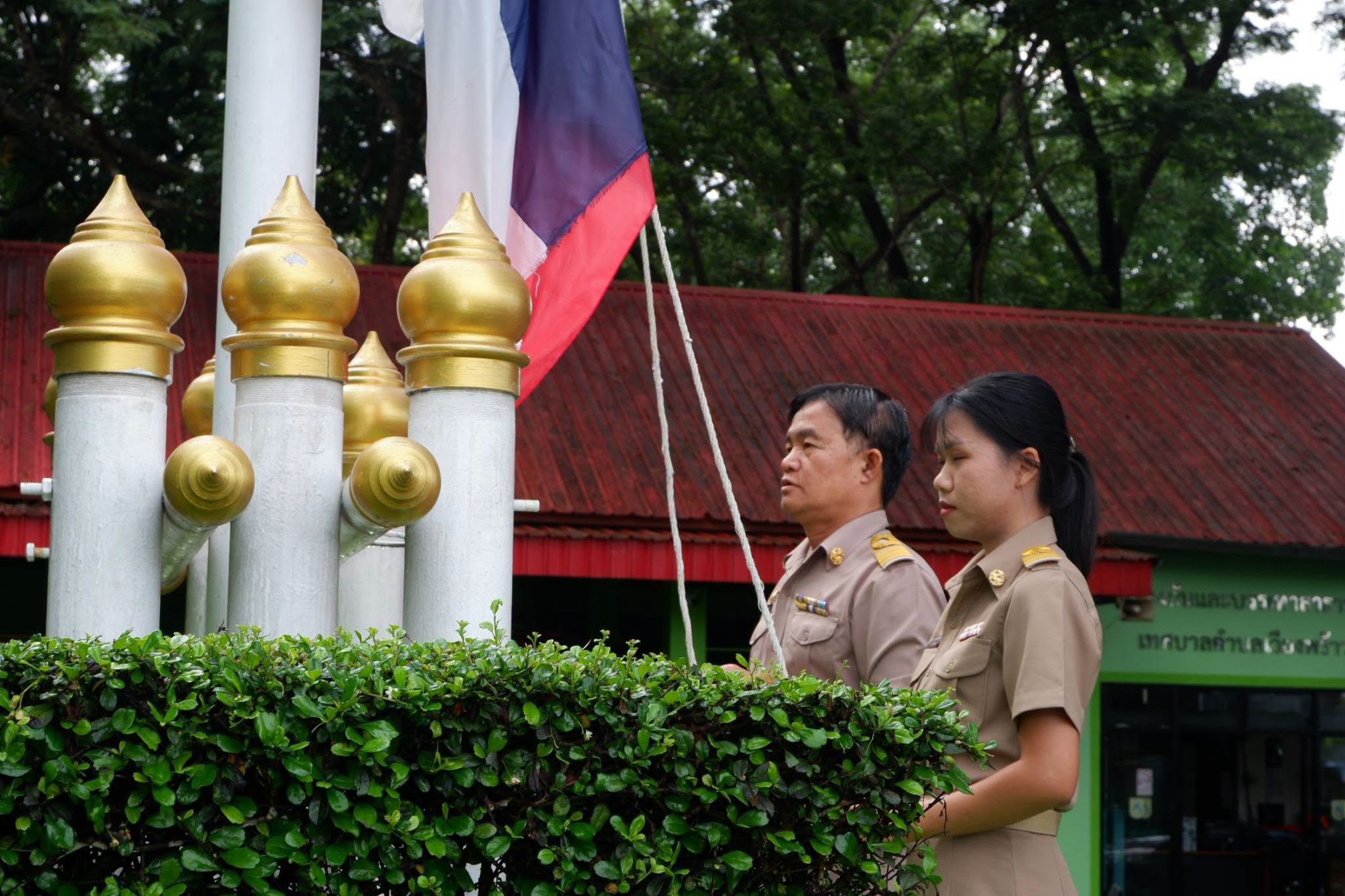 เทศบาลตำบลเวียงพร้าว ร่วมกิจกรรมเคารพธงชาติและสวดมนต์ไหว้พระ ประจำวันจันทร์