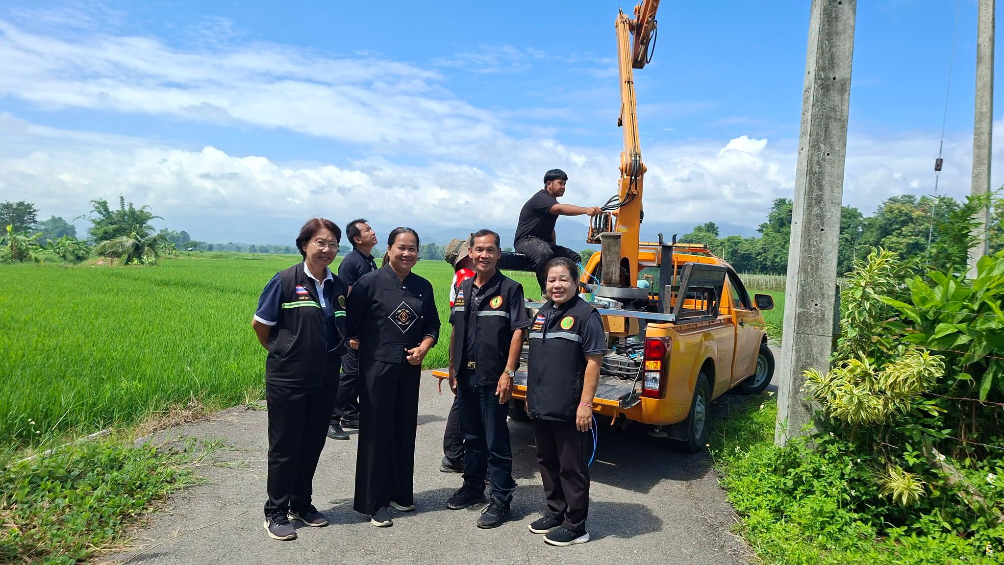 เทศบาลตำบลเวียงพร้าว ลงพื้นที่ติดตั้งไฟส่องสว่างสาธารณะ เพิ่มความปลอดภัยแก่ประชาชนและผู้ใช้รถใช้ถนน