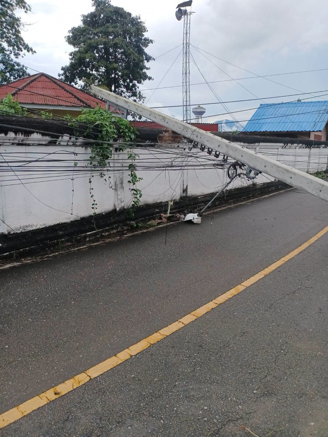 เทศบาลตำบลเวียงพร้าว เร่งประสานแก้ไขเหตุเสาไฟฟ้าล้ม เพื่อความปลอดภัยของประชาชน