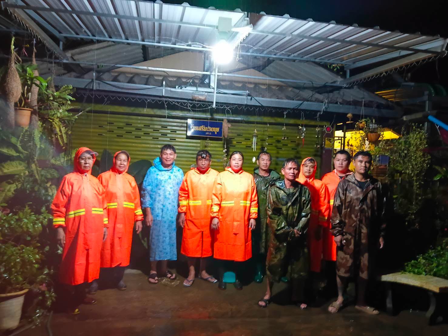 เทศบาลตำบลเวียงพร้าว ลงพื้นที่เร่งช่วยเหลือผู้ประสบอุทกภัย หมู่ที่ 2 และหมู่ที่ 3 หลังฝนตกหนักต่อเนื่อง
