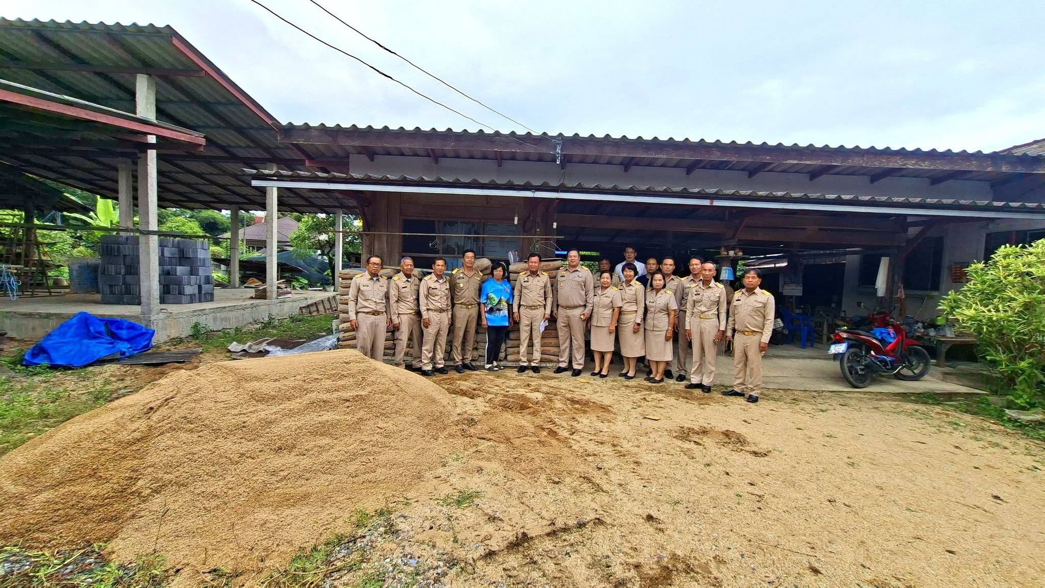 เทศบาลตำบลเวียงพร้าว ลงพื้นที่ส่งมอบวัสดุและตรวจเยี่ยมโครงการปรับสภาพแวดล้อมที่อยู่อาศัยผู้สูงอายุ ประจำปีงบประมาณ พ.ศ. 2569