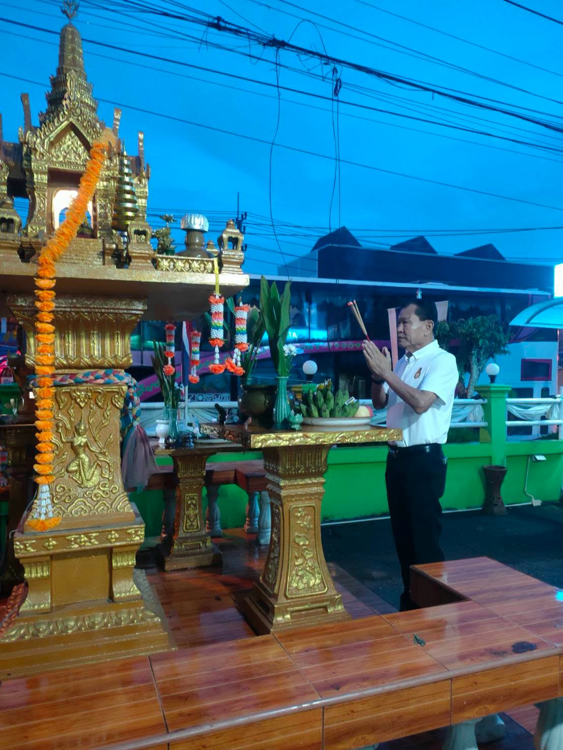 เทศบาลตำบลเวียงพร้าว ร่วมส่งและอำนวยความสะดวกผู้สูงอายุ เดินทางศึกษาดูงานตามโครงการพัฒนาคุณภาพชีวิต ประจำปีงบประมาณ พ.ศ. 2569