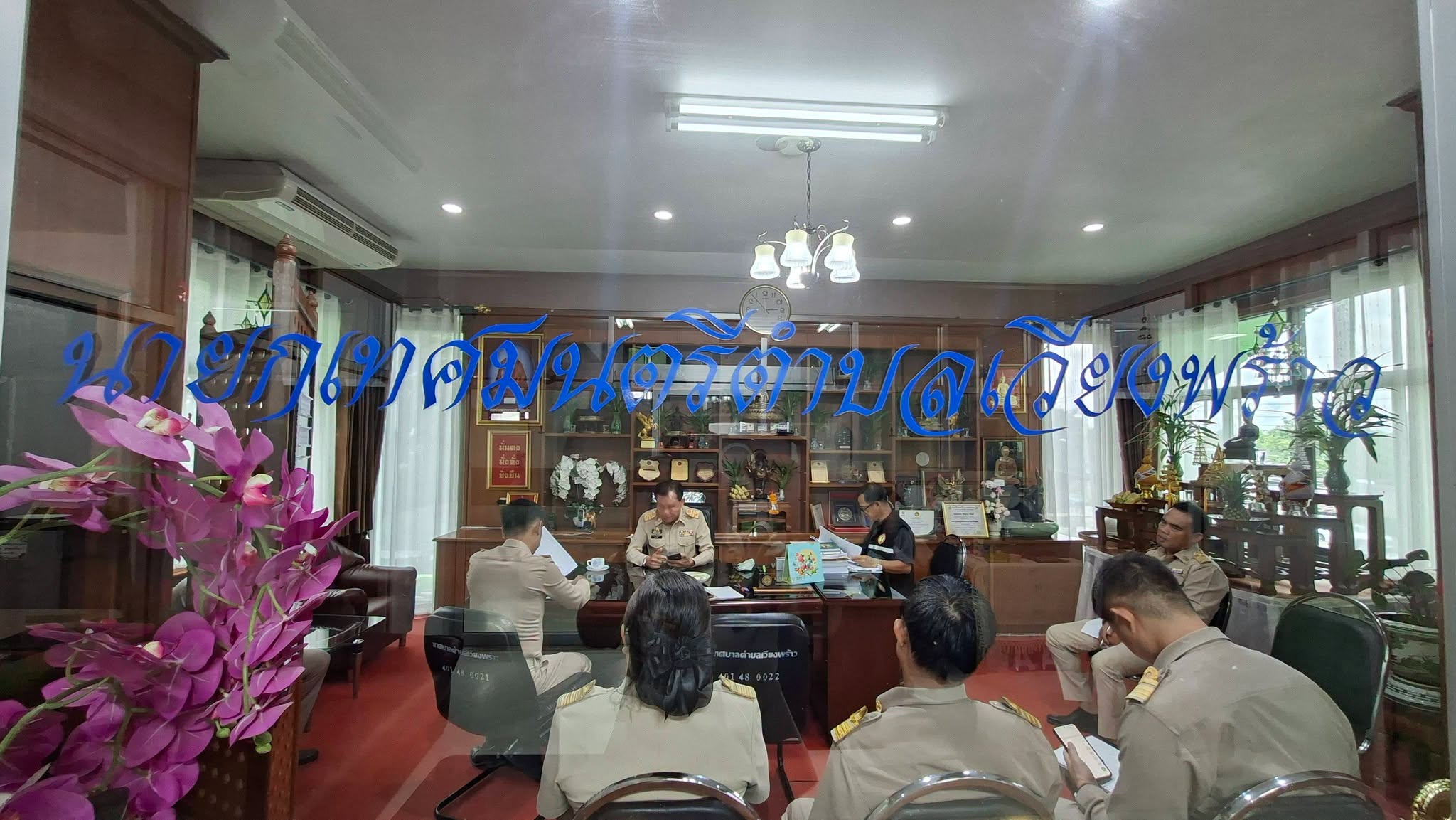 เทศบาลตำบลเวียงพร้าว ประชุมหัวหน้าส่วนราชการ ติดตามการดำเนินงานและขับเคลื่อนการให้บริการประชาชน