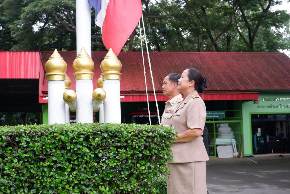 เทศบาลตำบลเวียงพร้าว ร่วมกิจกรรมเคารพธงชาติและสวดมนต์ไหว้พระ เสริมสร้างความสามัคคีในองค์กร