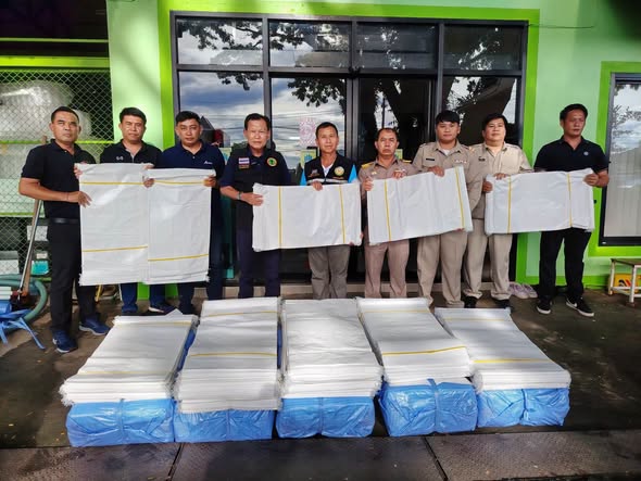 อบจ.เชียงใหม่ ร่วมกับเทศบาลตำบลเวียงพร้าว มอบกระสอบทราย 7,500 ใบ ช่วยเหลือผู้ประสบอุทกภัยในพื้นที่อำเภอพร้าว