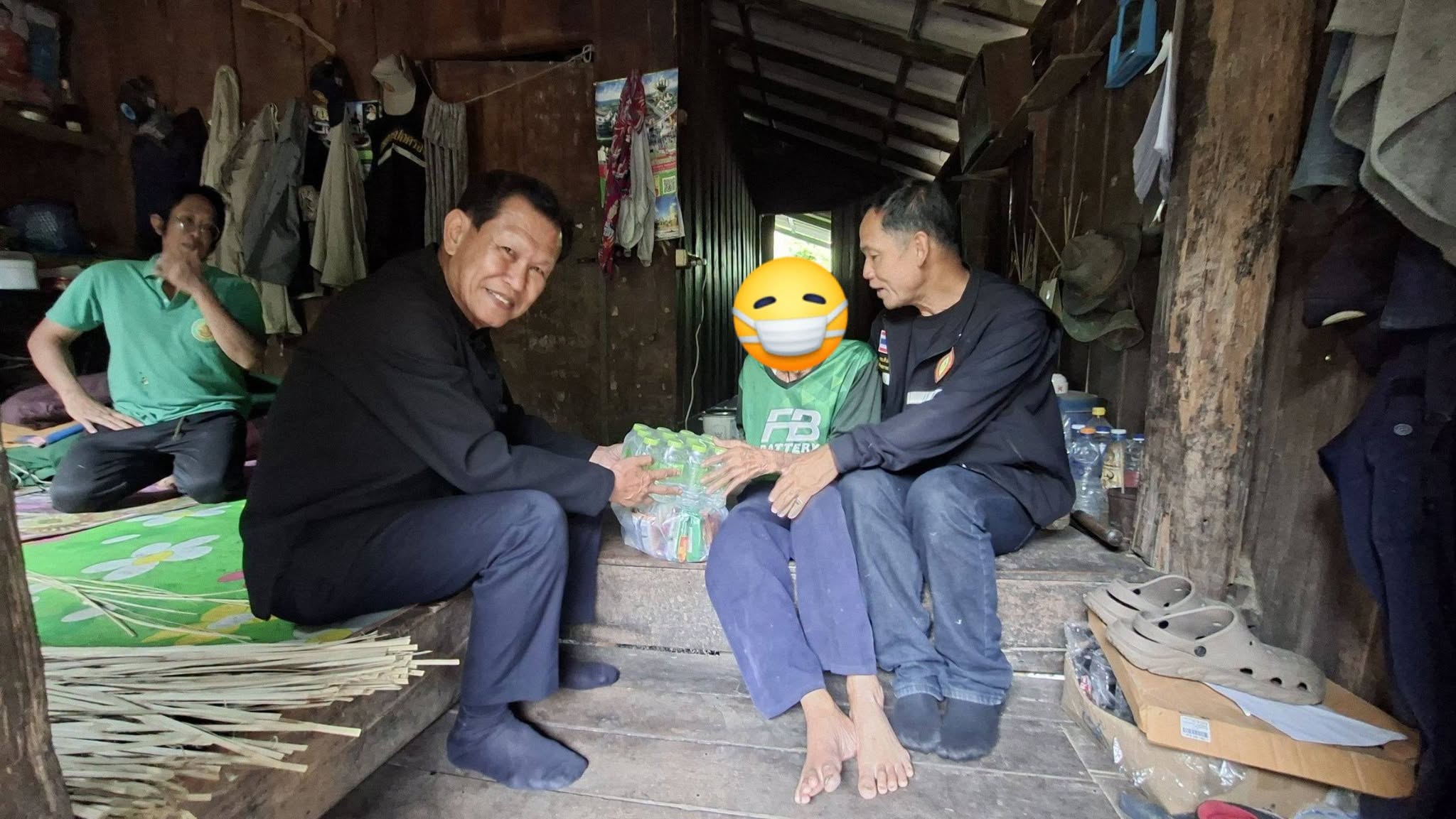 เทศบาลตำบลเวียงพร้าว ลงพื้นที่เยี่ยมและมอบสิ่งของช่วยเหลือผู้มีภาวะพึ่งพิง จำนวน 12 ราย