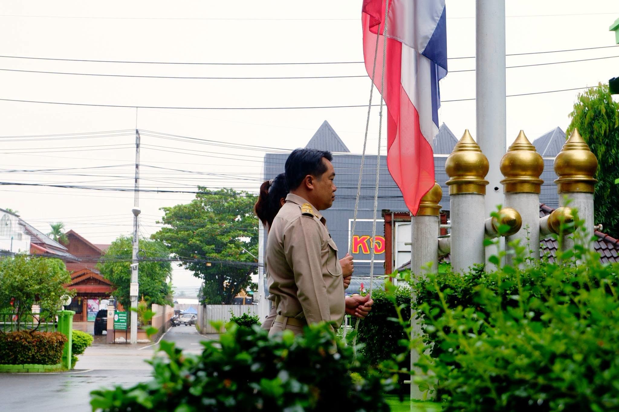 เทศบาลตำบลเวียงพร้าว จัดกิจกรรมเคารพธงชาติและสวดมนต์ไหว้พระ ประจำวันจันทร์ เสริมสร้างความพร้อมในการปฏิบัติราชการ